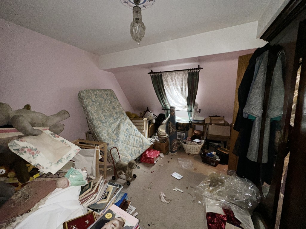Lot: 145 - THREE-BEDROOM OLD SCHOOL UNIT WITH POTENTIAL - Bedroom Two